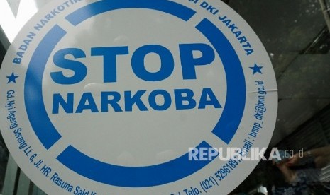  Sebuah stiker stop narkoba tepasang di Halte Transjakarta, Pasar Baru, Jakarta, Senin (21/11).