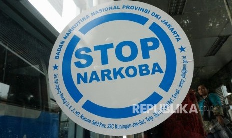  Sebuah stiker stop narkoba tepasang di Halte Transjakarta, Pasar Baru, Jakarta, Senin (21/11). 