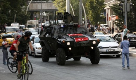 Sebuah tank berada di Kota Ankara, Turki, Jumat, 22 Juli 2016. Turki berada dalam status darurat usai kudeta yang gagal.