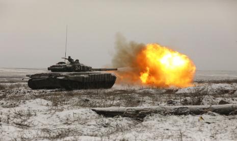 Sebuah tank Rusia T-72B3 menembak saat pasukan mengambil bagian dalam latihan di lapangan tembak di Kadamovskiy di wilayah Rostov, Rusia, pada 1 Januari 2022.