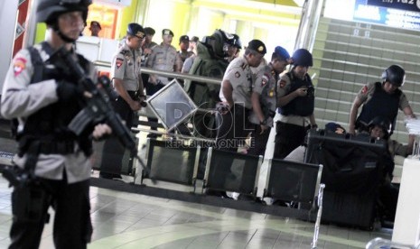  Sebuah tas mecurigakan ditemukan di Stasiun Gambir, Jakarta, Selasa (6/8).  (Republika/Wihdan)