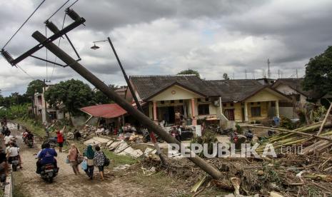 Sebuah tiang listrik berada dalam posisi miring pascabanjir di Perumahan De Flamboyan, Medan, Sumatera Utara, Jumat (4/12/2020). Pihak berwenang mengimbau kepada warga setempat untuk tetap waspada dan tidak tinggal untuk sementara di perumahan tersebut karena curah hujan yang diperkirakan masih tinggi yang dapat menyebabkan kembali terjadinya banjir susulan. 