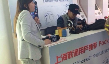 Sebuah toko gadget di Cina menemukan cara unik untuk menyesuaikan iPhone 6 Plus agar muat ke dalam kantung celana pelanggannya.