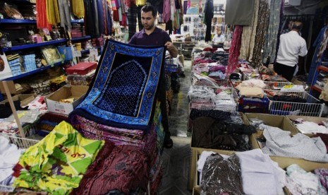  Sebuah toko yang menjual perlengkapan alat ibadah  di sebuah pasar di kota Tepi Barat, Palestina, Selasa (9/7).  (AP/Mohammed Ballas)