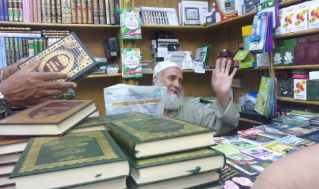 Perpustakaan Arab Saudi Tambah Koleksi Buku Langka. Foto ilustrasi: Sebuah toko yang menyediakan berbagai kitab di sekitar Masjid Nabawi, Madinah, Arab Saudi, Kamis (3/8).