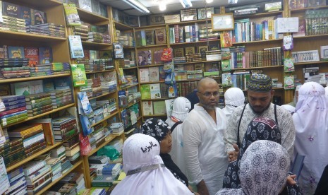 Sebuah toko yang menyediakan berbagai kitab di sekitar Masjid Nabawi, Madinah, Arab Saudi, Kamis (3/8).