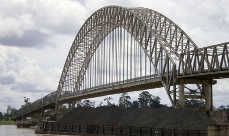 Sebuah tongkang bermuatan sekitar 4.000 metrik ton batu bara menabrak tiang pengaman (fender) jembatan Kalahien yang melintasi Sungai Barito di wilayah Kabupaten Barito Selatan, Kalimantan Tengah, Minggu (5/2).Tongkang yang mengangkut batu bara milik perus