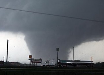 Sebuah tornado rakasa - diperkirakan melebar hingga 1,6 km - dari Tuscaloosa, Alabama