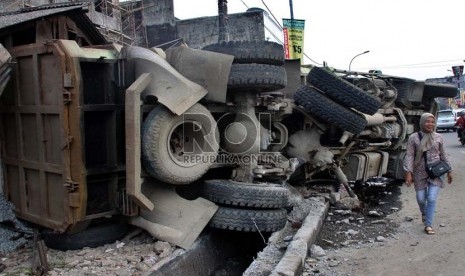    Sebuah truk bermuatan batu koral terguling di Jalan Raya Ciputat, Tangerang Selatan, Rabu (28/11).   (Republika/Yasin Habibi)