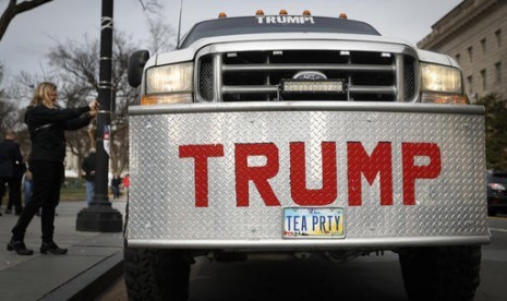 Sebuah truk bertuliskan nama Presiden terpilih AS Donald Trump diparkir dekat National Mall di Washington, Kamis, 19 Januari 2017.