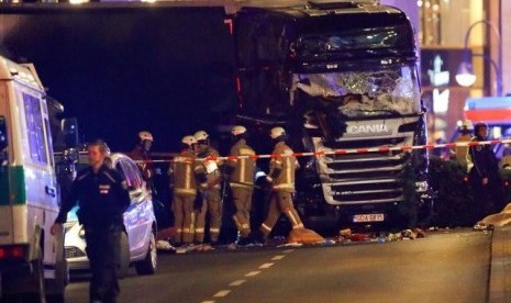 Sebuah truk besar menabrak kerumunan orang yang sedang berbelanja di sebuah pasar Natal di pusat kota Jerman, Berlin, pada Senin (19/12). 