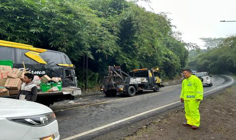 Sebuah truk boks menabrak bagian bodi bus penumpang di Jalan Karangkamulyan, Kabupaten Ciamis, Selasa (18/6/2024) 