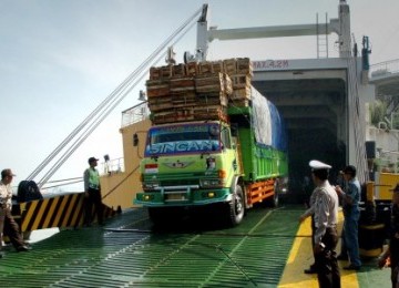 Sebuah truk di evakuasi keluar kapal, saat KM Kirana IX nyaris terbakar di Dermaga Gapura Surya Pelabuhan Tanjung Perak Surabaya, Rabu (28/9). 