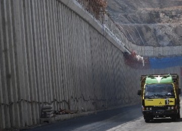 Sebuah truk melintas di kawasan Jalan Lingkar Nagreg, Bandung, Jawa Barat.