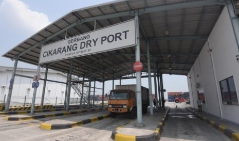 Sebuah truk melintasi ruang pemeriksaan peti kemas di Cikarang Dry Port, Karawang, Jawa Barat.