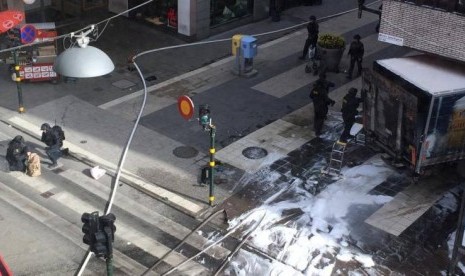 Sebuah truk menabrak kerumunan orang dan sebuah departemen store di Stockholm, Swedia, 7 April 2017. Sebanyak empat orang tewas dalam insiden itu.