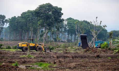 Sebuah truk menurunkan material untuk pembangunan akses jalan di atas tanah milik Perhutani di Desa Sumbermujur, Candipuro, Lumajang, Jawa Timur, Jumat (24/12/2021). Pemerintah Lumajang menyiapkan lahan seluas 81 hektare milik Perhutani sebagai tempat hunian sementara korban terdampak erupsi Gunung Semeru. 