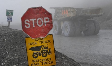 Sebuah truk pengangkut biji tambang beraktivitas di areal pertambangan Grasberg PT Freeport, Mimika, Papua.