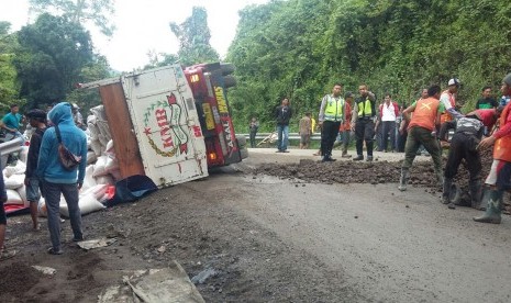 Sebuah truk terbalik di ruas Jalan Raya Bandung-Cirebon KM 68, Kecamatan Tomo, Kabupaten Sumedang yang amblas pada Senin (20/3), pagi. 