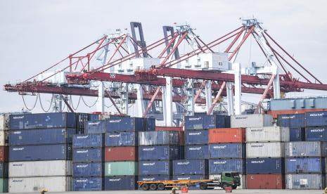 Sebuah truk usai melakukan bongkar muat di Pelabuhan Jakarta International Container Terminal (JICT), Tanjung Priok, Jakarta, Jumat (30/9/2022). Institute for Development of Economics and Finance (Indef) memperkirakan ancaman resesi global tahun 2023 akan berdampak sektor keuangan dan sektor logistik, khususnya impor dikarenakan masih adanya ketergantungan atas bahan baku dari luar negeri. 