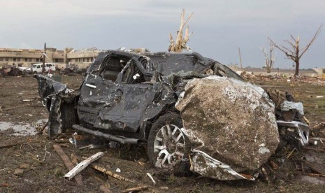 Sebuah truk yang hancur akibat diterjang tornado di sebuah lapangan dekat Medical Center Moore,  Oklahoma, Senin (20/5) waktu setempat.   (AP/Alonzo Adams)