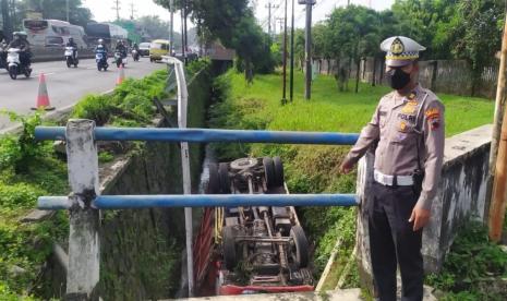 Sebuah truk yang mengalami kecelakaan tunggal, di jalur utama Semarang- Bawen, tepatnya di depan gudang PLN Jalan Jenderal Sudirman, Langensari, Kecamatan Ungaran Barat, Kabupaten Semarang, tampak terbalik sebelum dilakulan evakuasi, Selasa (15/11) pagi.