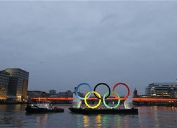 Sebuah tug boat yang membawa Cincin Olimpiade di Sungai Thames, London.