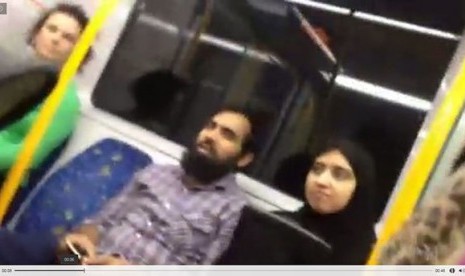 Sebuah video yang diunggah di media sosial menunjukkan penumpang kereta di Sydney membela seorang perempuan Muslim dari serangan rasial