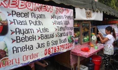   Sebuah warung makan di kawasan Pejompongan, Jakarta Pusat, tetap buka selama Ramadhan, Jumat (19/6). 