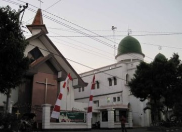 Sebuah masjid dan gereja yang berdampingan di Solo (Ilustrasi)