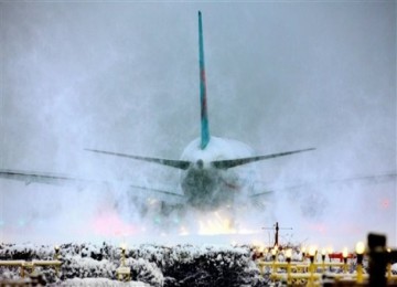 Sebuah pesawat sedang mempersiapkan diri untuk lepas landas di Bandara Gatwick, Inggris selatan