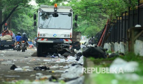 Mobil penyapu jalanan membersihkan sampah. (Ilustrasi)