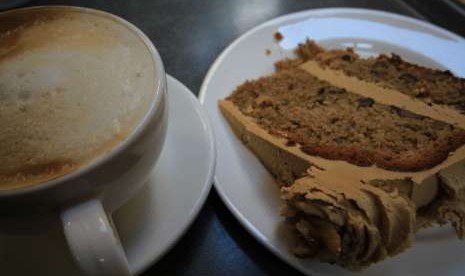 Secangkir kopi dan sepotong kue.