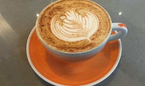 Secangkir kopi latte