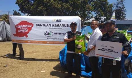 Secara simbolis, Direktur Askrindo Syariah Soegiharto menyerahkan bantuan di Integrated Community Shelter (ICS) ACT di Lapangan Gondang, kecamatan Gangga kabupaten Lombok Utara. 