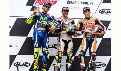 Tiga pebalap merayakan kemenangannya usai pertandingan balap MotoGP di Ceko.