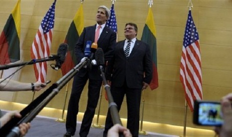 Secretary of State John Kerry and Lithuanian Foreign Affairs Minister Linas Linkevicius make a joint statement in Vilnius, Lithuania, Saturday, Sept. 7, 2013. Skeptical EU foreign ministers Saturday urged the US to delay possible military action against Sy