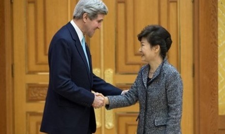 Secretary of State John Kerry (left) meets with South Korean President Park Geun-hye at the Blue House on Thursday, Feb. 13, 2014, in Seoul, South Korea. 