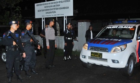 Security personnels stand guard as three death convicts are executed at Wijayapura Port, Cilacap, on Friday 