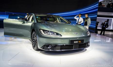 Sedan EV Yuanhang Y6 dipamerkan di Shanghai Auto Show 2023.