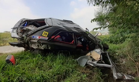 Sedan Mazda Nopol B 1209 UDY, mengalami kecelakaan tunggal di ruas Tol Cipularang KM 90 jalur B, Sabtu (1/6). Akibatnya, sopir sedan tersebut meninggal dunia. 