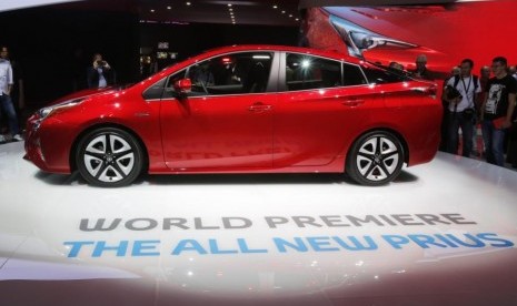 Sedan Prius terbaru mengalami sejumlah perbaikan pada baterei dan mesin. Sehingga memiliki daya tempuh lebih jauh selain hemat bahan bakar dan ramah lingkungan. Tampak Prius versi terakhir yang dipamerkan pada Frankfurt Auto Show beberapa waktu lalu. 