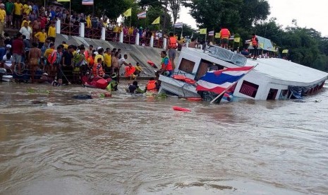 Sedikitnya 13 orang tewas dalam kecelakaan kapal di Sungai Chao Praya, Thailand setelah menabrak jembatan dan tenggelam, Ahad (18/9).