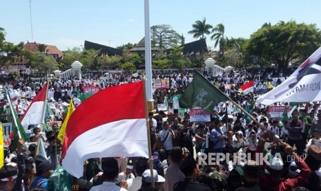 [ilustrasi] Sedikitnya 15 ribu massa yang terdiri dari santri pondok pesantren, unsur struktur dan lembaga yang ada di Pengurus Cabang Nahdlatul Ulama (PCNU) Kabupaten Indramayu berunjuk rasa menolak pemberlakuan kebijakan lima hari sekolah.