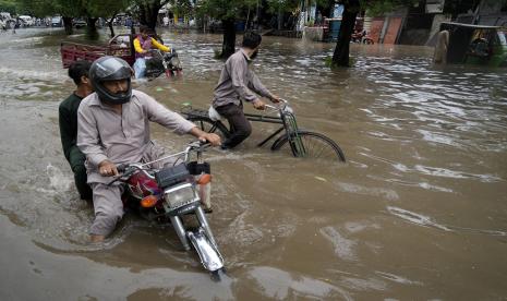 Hujan pramusim hujan dan banjir bandang melanda provinsi Punjab di Pakistan.