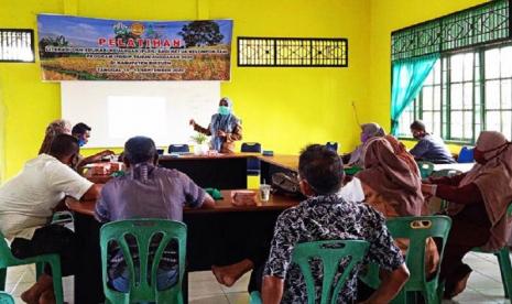 Sedikitnya 380 pasangan suami istri (Pasutri) dari ketua kelompok tani (Poktan) dan penyuluh swadaya  pada 19 kabupaten di 10 provinsi mengikuti Pelatihan Literasi dan Edukasi Keuangan (PLEK) sejak pertengahan hingga akhir September 2020.