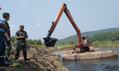 Sedimentasi di sepanjang aliran Sungai Citarum kian memprihatinkan. Kini tengah dilakukan perkejaan normalisasi selama 1,5 bulan ke depan.