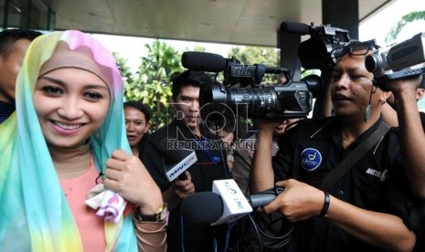 Sefti Sanustika datang menjenguk suaminya di Gedung Komisi Pemberantasan Korupsi (KPK), Kuningan, Jakarta, Kamis (8/8).  (Republika/ Wihdan)