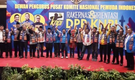 Segenap jajaran pengurus KNPI berfoto bersama. 