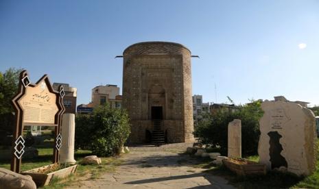 Segonbad adalah makam monumental yang bertahan selama berabad-abad di Iran